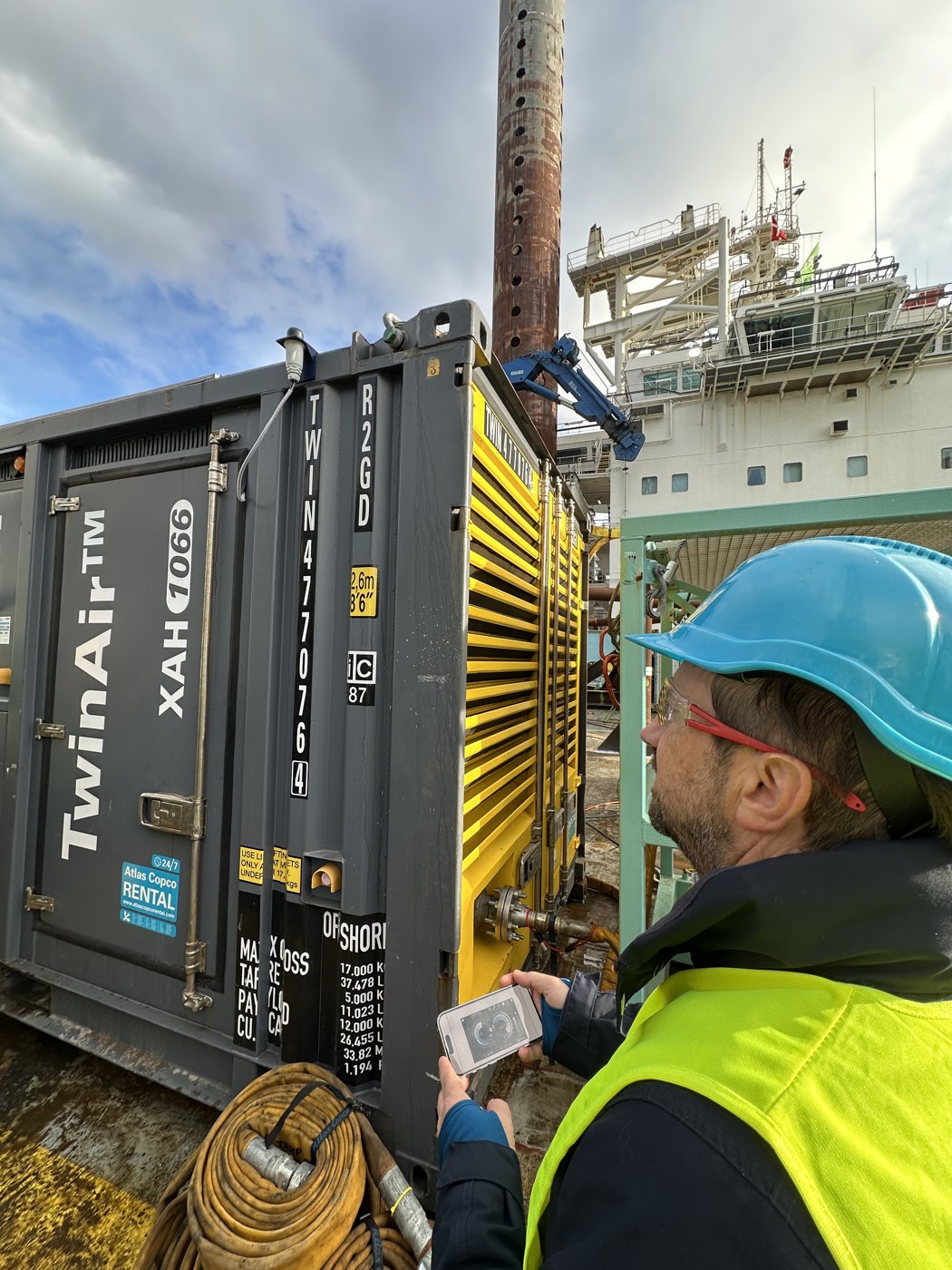 Bart Wybouw aan het werk bij een Atlas Copco-installatie aan boord van een schip