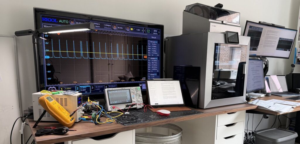 Labo-opstelling met oscilloscoop, voeding en multimeter voor een 12 uur durende batterijtest
